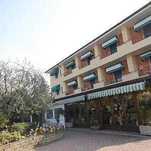 Hotel Italia, Garde